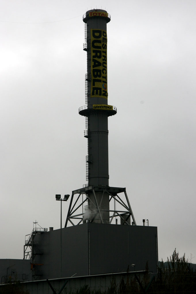 Greenpeace dans la raffinerie Total du Havre