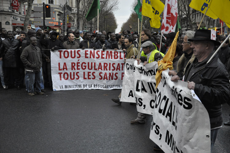 PAris, jonction manif de précaires et sans papiers