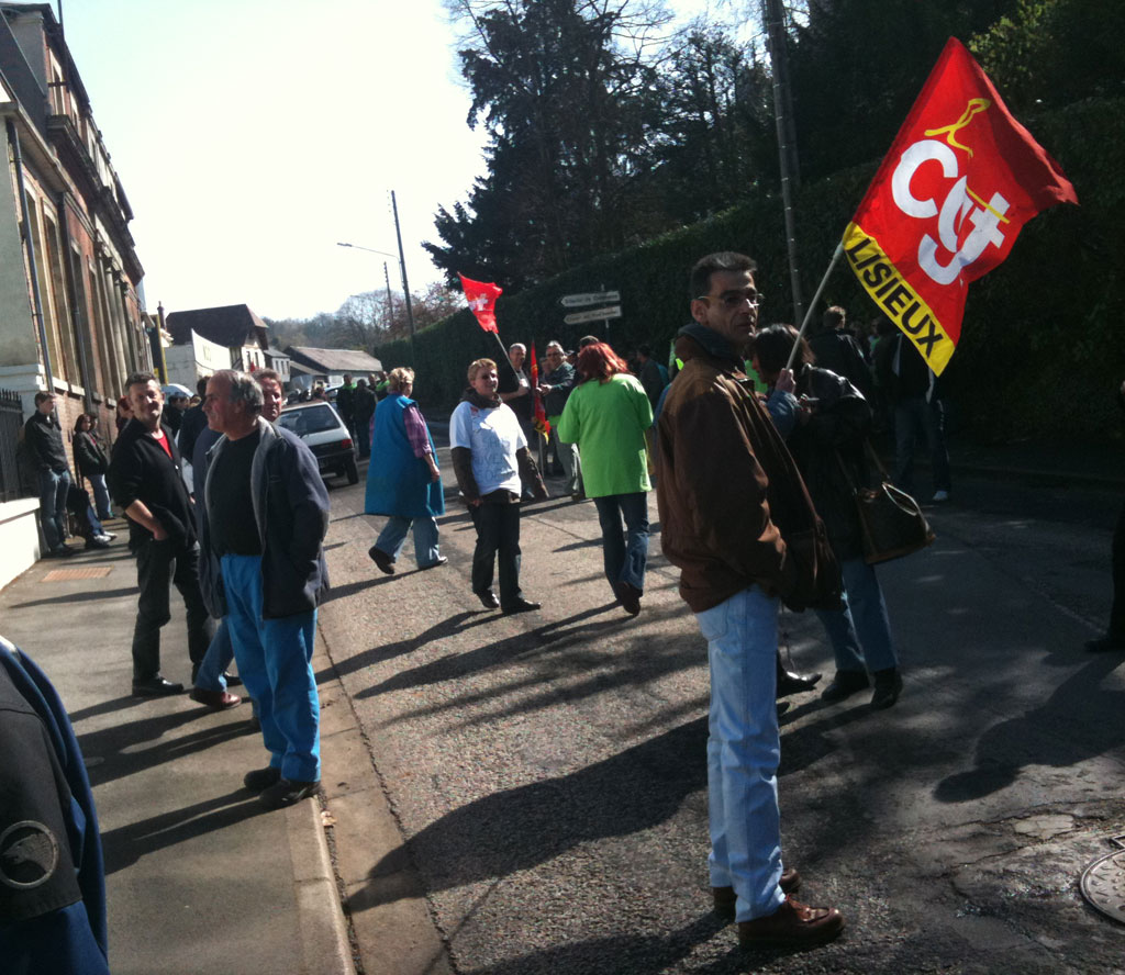 Le comité d'accueil attend le directeur de Plysorol