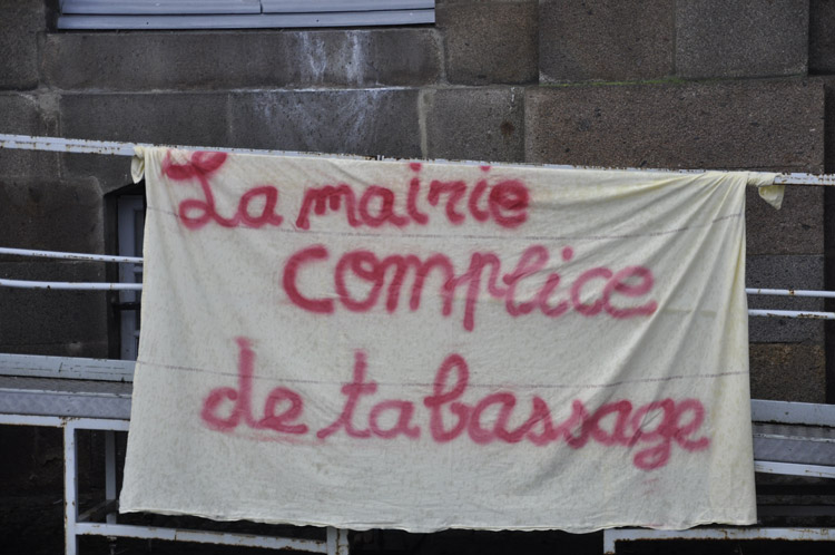 Rennes, banderole contre la mairie
