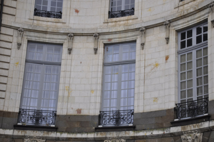 Rennes, lancer d'oeufs sur la mairie