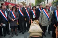 élus communistes et républicains devant le Fouquet's