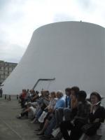 Petite pause devant l'espace Niemeyer