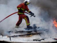 pompier contre le feu