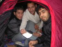 Un tunisien et deux Afghans se tiennent chaud