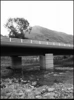 Pont voie rapide enjambant la rivière