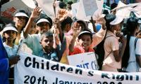 Enfants manifestant pour leurs droits