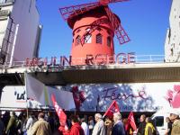 Des rouges devant le Moulin Rouge