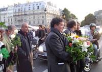 On se dirige vers le parapet du pont