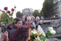 Les fleurs sont jetées dans la Seine