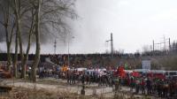 CRS au milieu des manifestants