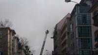 pompiers éteignant l'incendie de l'hôtel Ibis
