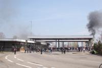 Pont de l'Europe: premier saccage &  incendie du poste de douane français, 11:00