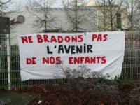 des banderoles   fleurissent devant les écoles en Sarthe