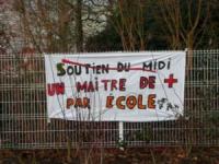 des banderoles   fleurissent devant les écoles en Sarthe