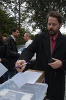 François Delapierre votant contre la privatisation de la Poste