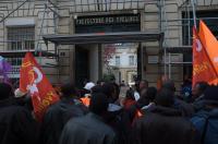 Devant l'entrée de la Préfecture