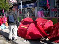 Ils dorment sur le chantier occupé