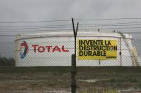 Greenpeace dans la raffinerie Total du Havre