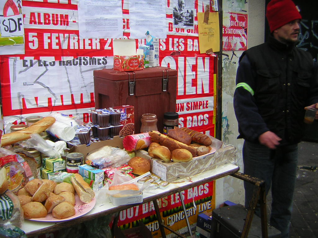 SDF271206_Buffet_en_plein_air_offert_par_les_riverains.jpg