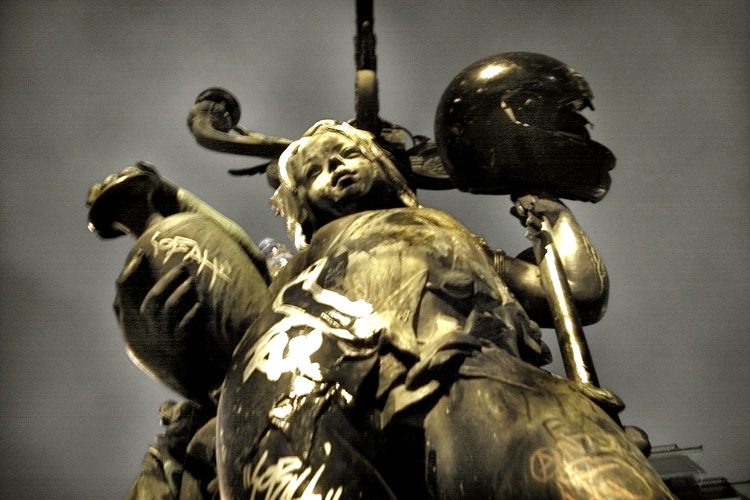 statue-et-casque-.jpg