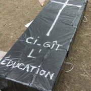 Ci-gît l'Education