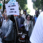 gamin noir manifestant (de face)