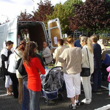Vente de fruits et légumes par le PCF - Etampes 24.08.06