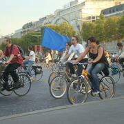 Place aux vélos ! (68 visites) Manifestation cycliste le 22 septembre 2007 à la place de l'étoile Place aux vélos !