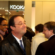 François Hollande (107 visites) François Hollande visitant une boutique de sous-vêtements en compagnie de Safia Okotoré et Patric... François Hollande