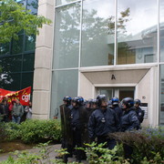Caen, police protégeant le MEDEF