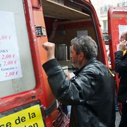 Poing levé (au comptoir)