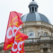 Coupole et drapeaux