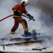 pompier contre le feu