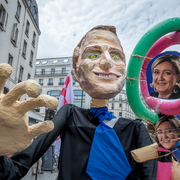 Macron et son hochet