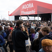 Foule devant l'Agora